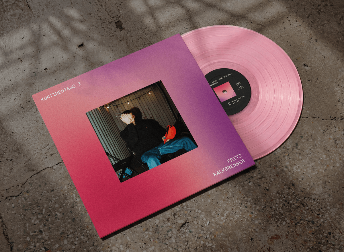 Firefly_Gemini-Flash_Hochrealistisches-Foto-eines-weissen-Record-Cover-Mockup-einer-Platte-auf-Steinboden.-840322-(1)